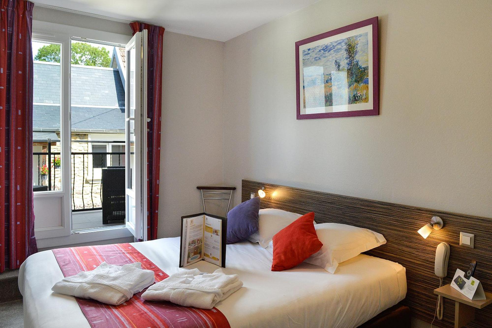 Logis Hotel Spa Restaurant Au Site Normand Клеси Экстерьер фото